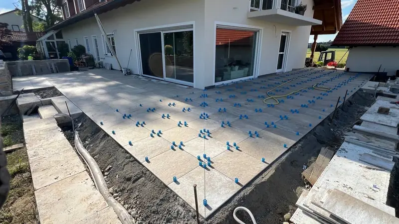 Verlegung großformatiger Terrassenplatten mit Distanzstücken am Einfamilienhaus