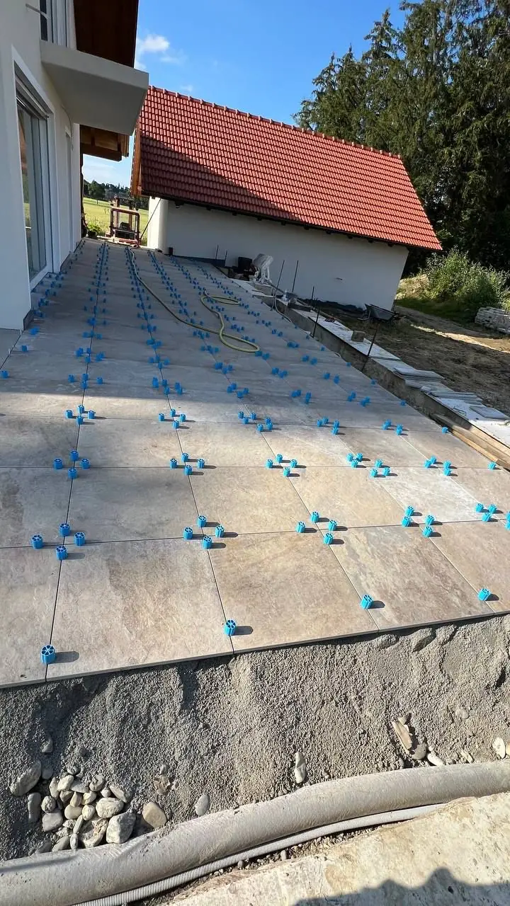 Terrassenplatten werden ausgerichtet und verlegt