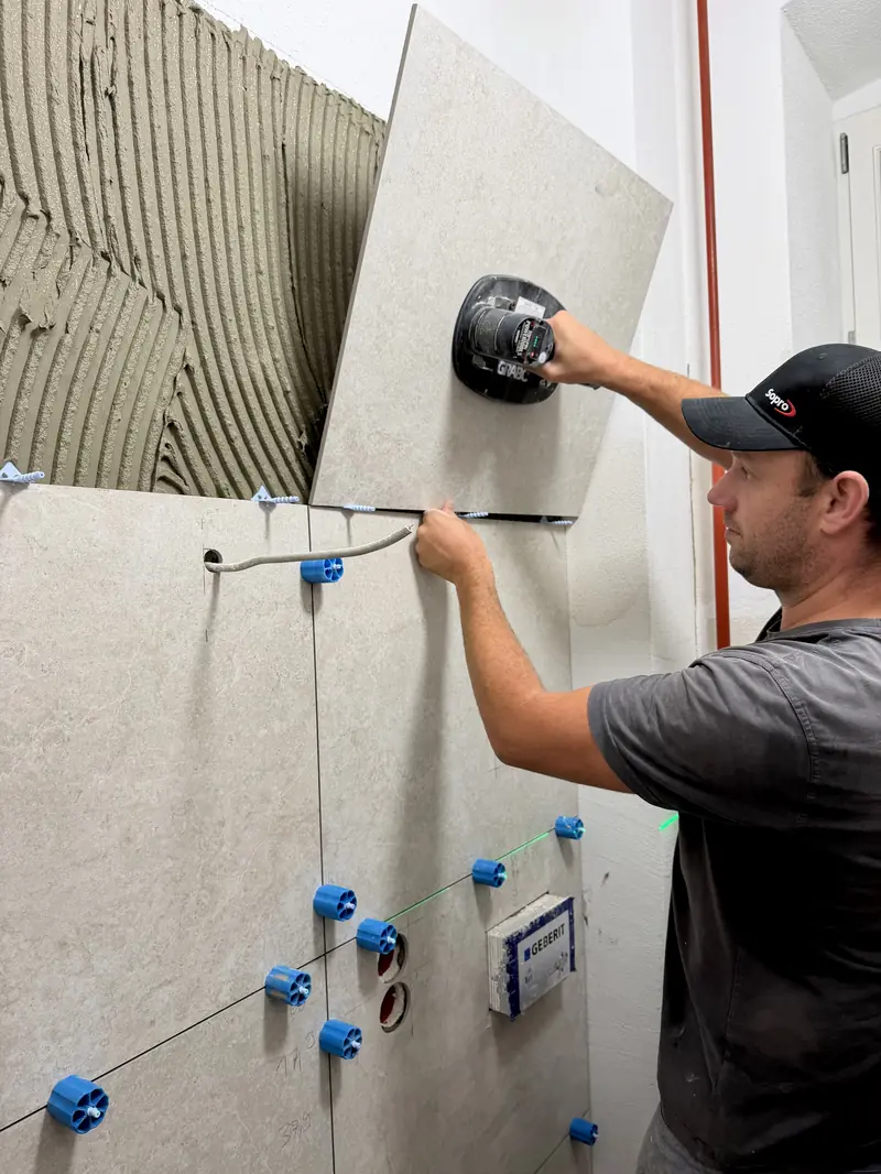 Großformatige Wandplatte wird an die Wand angesetzt