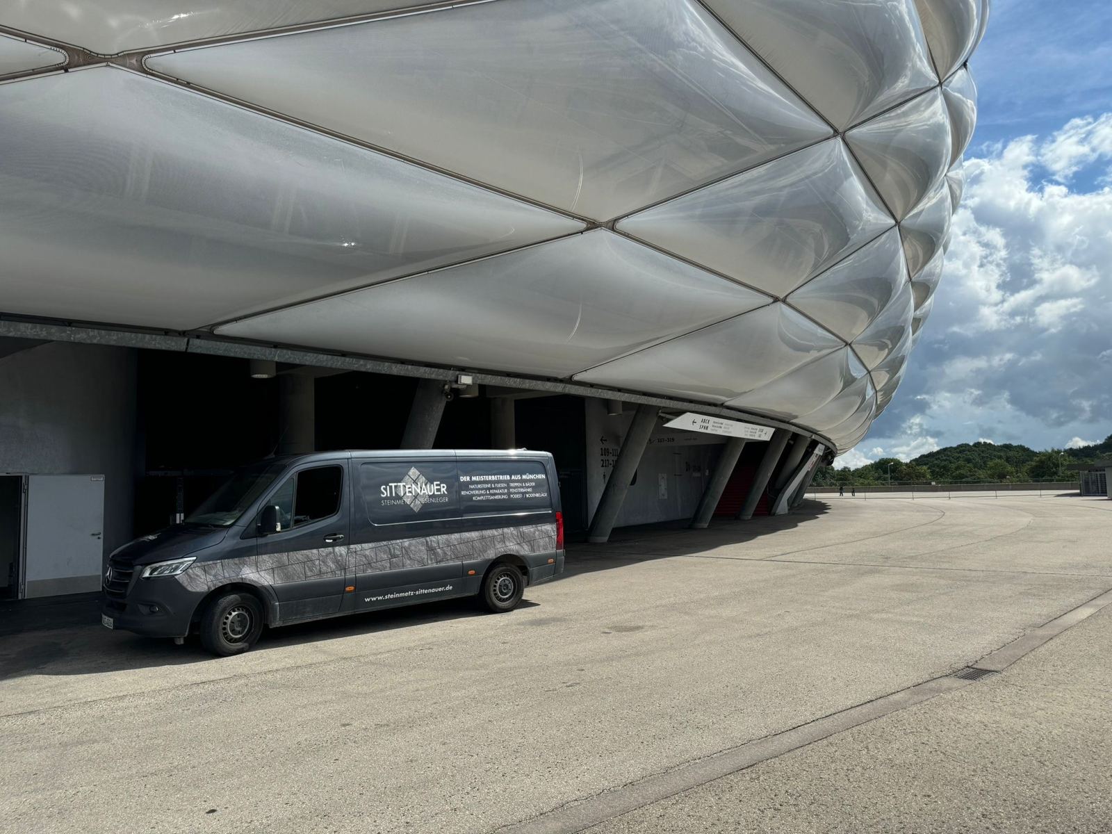 Firmenfahrzeug der Sittenauer KG vor der Allianz Arena in München